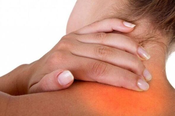 El dolor de cuello es un síntoma de osteocondrosis.