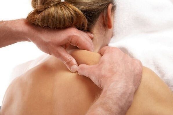 El masaje ayuda a mejorar la condición de la osteocondrosis.