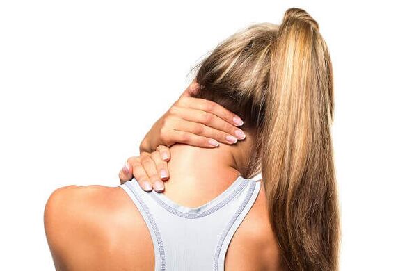 La osteocondrosis de la columna cervical se manifiesta como dolor en el cuello y los hombros.