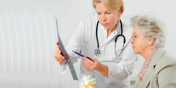 El médico prescribe tratamiento para el dolor lumbar.